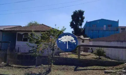 Casa não averbada, com terreno de 397,22m², localizada próximo ao mercado Kelly e Unimed Iguaçu, Araucaria