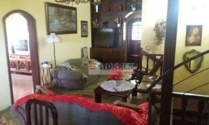 Ótima casa com 200m² AC, 510m² AT, + 2 casas alugadas no terreno,  Maravilhosa oportunidade