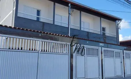 Lindo Sobrado Individual em bairro Residencial  próximo a padarias, escolas e o terminal Tude bastos.