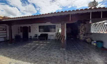 Linda Casa com Quintal Espaçoso na Mirim - Praia Grande/SP.