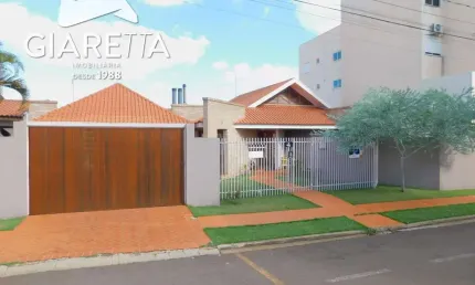 Casa grande e semi mobiliada à venda no Centro, Toledo - PR