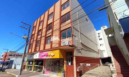 Apartamento amplo e bem localizado para locação no Centro, Toledo - PR