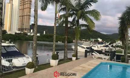 Casa em condomínio fechado com 4 quartos à venda na Barra Sul, Balneário Camboriú 