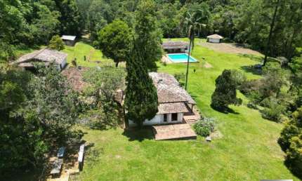 Sitio à venda Estrada do Vargedo 231.000m² de área de terreno, 700m² Área construída, Piscina, Riacho - Bairro Vargedo - São Lourenço da Serra/SP.
