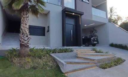 Exuberante casa novíssima e bem requintada na cidade de Valinhos/sp.