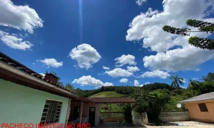 Chácara de 1.400M² Terreno, Área construída 442M², sendo 5 dormitórios, uma suíte, 3 vagas cobertas, 5 vagas descobertas - Juquitiba São Paulo