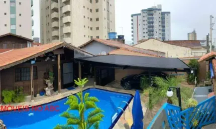 Belíssima Casa Térrea de Madeira com Piscina, Hidro, Churrasqueira, Sauna venda 50 Metros da Praia Mar em Mongaguá.