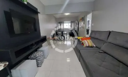Apartamento a venda no bairro do Boqueirão vista mar, quadra da praia, varanda com acesso entre o quarto e sala.
