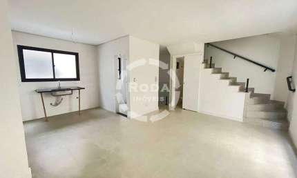 Venda sobrado de vila , excelente localização, 02 quartos com suítes, sala com lavabo, cozinha americana, área de serviço e garagem .