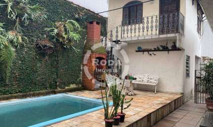 Casa Térrea com Piscina: Seu Refúgio na Ponta da Praia com 3 quartos e 4 vagas