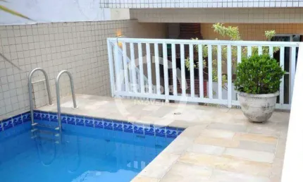 Casa sobreposta alta a venda em Santos, localizada no bairro do Embaré.