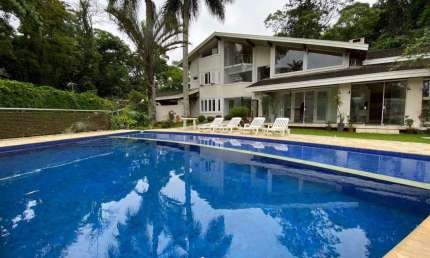 Casa triplex com piscina em condomínio fechado a venda em Santos, localizada no Morro Santa Terezinha.