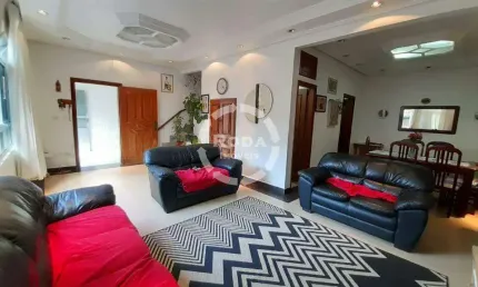 Casa tipo sobrado a venda em Santos, localizada no bairro do Marapé.