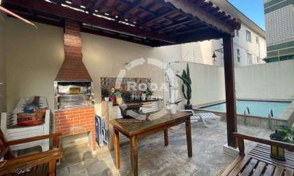 Casa tipo sobreposta baixa a venda em Santos, localizada no bairro do Embaré.