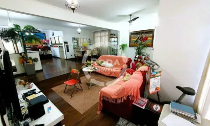 Casa Sobreposta Alta com 3 Dormitórios, 2 Suítes, Quintal e 2 Vagas – Excelente Localização