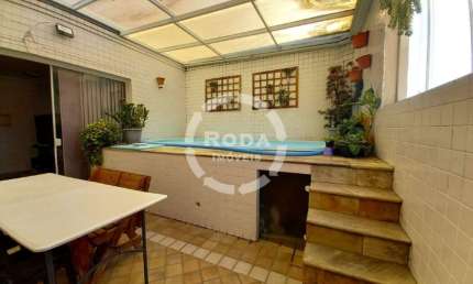 Casa triplex em condomínio fechado próximo da praia a venda em Santos, localizada no bairro do Embaré.