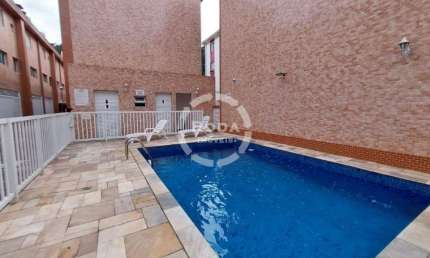 A casa de condomínio com piscina no bairro Marapé, são 2 quartos sendo 2 suítes, sala, cozinha e garagem com churrasqueira