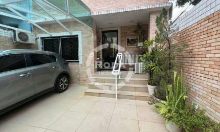 Casa Sobrado à venda no Bairro do Gonzaga em Santos