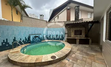 Sobrado Geminado 04 dormitórios com Piscina e Edícula Ponta da Praia