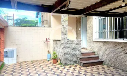 Sobrado a Uma Quadra do Mar: Conforto e Praticidade em Localização Privilegiada!