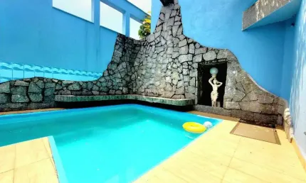 Cobertura Triplex de Alto Padrão na Ponta da Praia, Santos/SP – 4 Suítes, Piscina, Espaço Gourmet e 3 Vagas