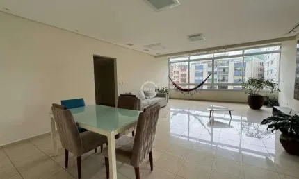 Morar a 1 quadra da Praia do Gonzaga em apartamento com 3 quartos sendo 1 suíte e 2 vagas de garagem, oportunidade em Santos