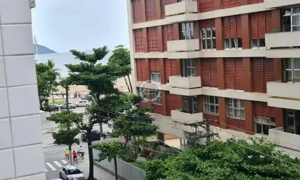 Apartamento reformado a 50m da praia do itararé – 86m² | 2 dormitórios | vista parcial do mar | são vicente/sp