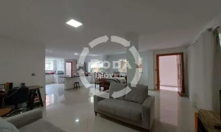 Sobrado no Campo grande , sala 2 ambientes em conceito aberto,3 dormitórios , 2 vagas com piscina e salão de festas.