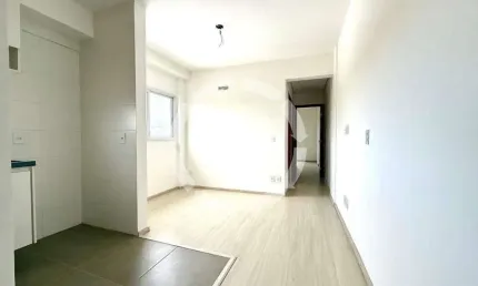 Apartamento novinho com varanda e elevador no Estuário – 2 Dorms | Vista livre | Prédio com churrasqueira na cobertura
