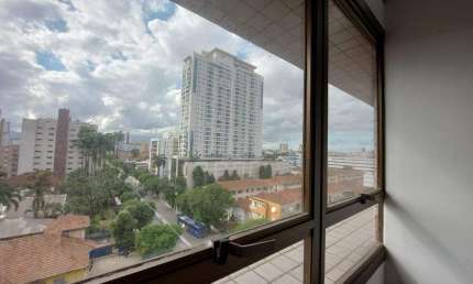 Sala comercial no Boqueirão, localização excelente, com 103m2 ,elevador social e serviço, portaria e garagem coletiva.