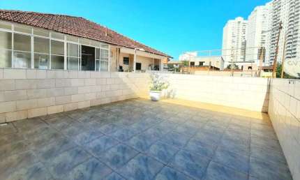 Casa sobreposta alta com 114m2 / 3 dorm / sala 2 ambientes / quintal.