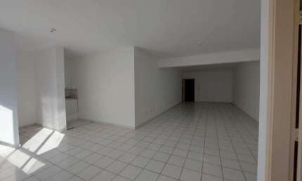 Sala comercial à venda no bairro Vila Mathias, 104 m2 em Santos próximo da Avenida Ana Costa .