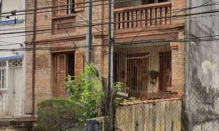 Sobrado geminado de um lado com 3 dormitórios para alugar no Embaré