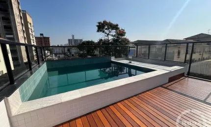 Casa Sobreposta Alta com Piscina – 3 Suítes – Rua Tranquila