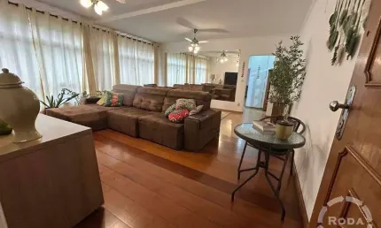 Apartamento amplo de 192m² à venda no Gonzaga – 3 dormitórios, suíte, vaga demarcada e a poucos metros da praia