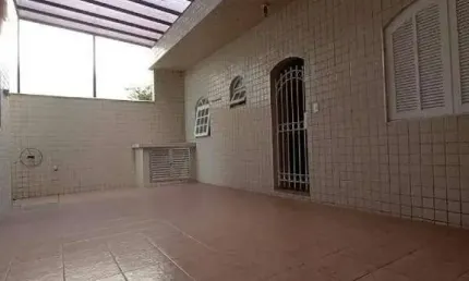 Casa ampla com edícula e ótima distribuição dos ambientes