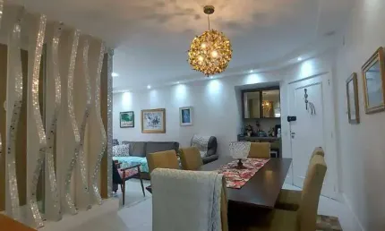 Lindo Apartamento Modernizado com Vista Mar – Andar Alto!