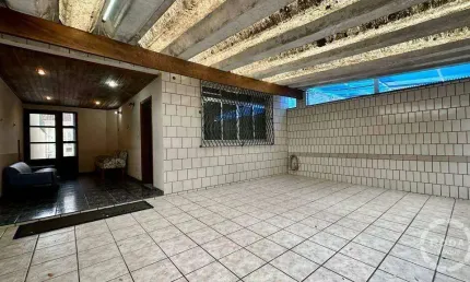 Casa a venda em Santos, localizada no bairro da Aparecida.