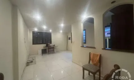 Imagine-se vivendo em uma casa que combina conforto, praticidade e um toque de luxo, tudo isso no coração do gonzaga, santos