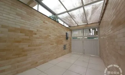 Ótima casa sobreposta baixa no santa maria – 2 dormitórios (1 suíte) – quintal e vaga de garagem