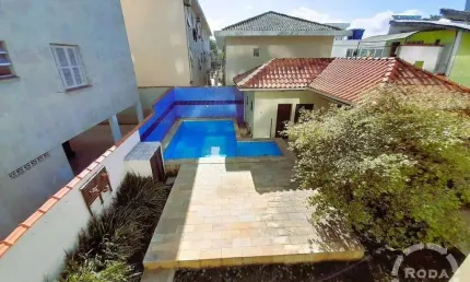Sobrado à venda na aparecida | 4 dormitórios, piscina, 3 vagas de garagem e próximo da praia!