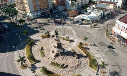 Apartamento de 2 dormitórios em Santos no Gonzaga, sala 2 ambientes, 2 banheiros.