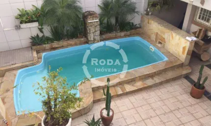 Sobrado com edícula e piscina a venda em Santos, localizado no bairro do Boqueirão.