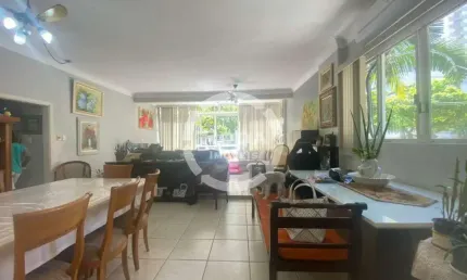 Morar a 1 quadra da praia do gonzaga em apartamento com 3 quartos sendo 1 suíte e 2 vagas de garagem, oportunidade em santos