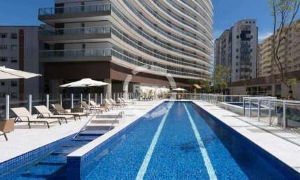 Com uma vista única, a piscina está de frente para tudo o que há de melhor em morar à beira-mar.