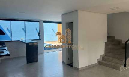 Sobrado Novo e Vago com 126m² e 3 Suítes, Piscina e Espaço Gourmet
