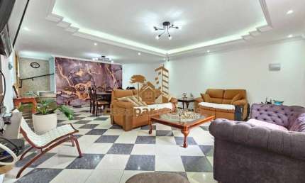 Sobrado à Venda com 442m² e 4 Quartos, Piscina e Espaço Gourmet