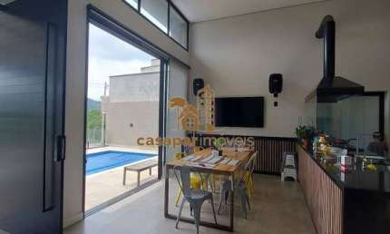 Casa térrea com piscina, 04 quartos sendo 03 suítes e lazer completo