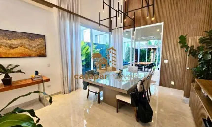 Casa em condomínio fechado ao lado do shopping, 300m² com 3 suítes, 4 vagas