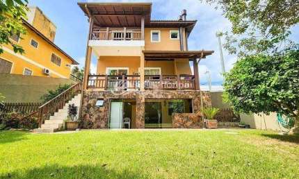 Casa a venda no Rio Tavares - Possui 3 dormitorios sendo 2 suites com 450m² de terreno, em rua tran